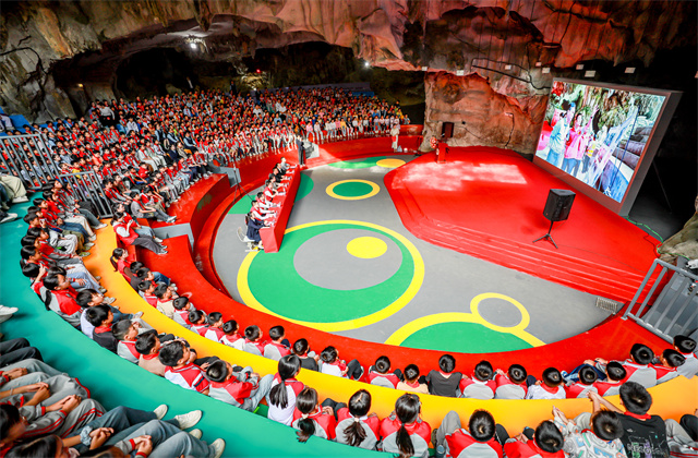 z6尊龙凯时·覃排小学溶洞礼堂启用仪式暨第十二届“爱心妈妈”公益助学活动圆满举行