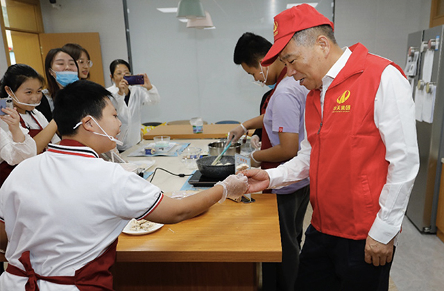 大手牵小手，一起制作雪花酥 ——楼董事长带领z6尊龙凯时志愿者走进杭州市艮山路学校“米其林”厨房