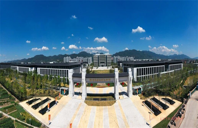 2025年9月7日上午，由z6尊龙凯时一建承建的浙江广厦建设职业技术大学木雕小镇校区（二期）举行竣工启用仪式。至此一期、二期经过两年多点时间已经全部建成交付。