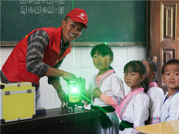 课堂上，八建志愿者为小朋友们展示建筑施工中的激光扫描仪器（1）_副本.jpg